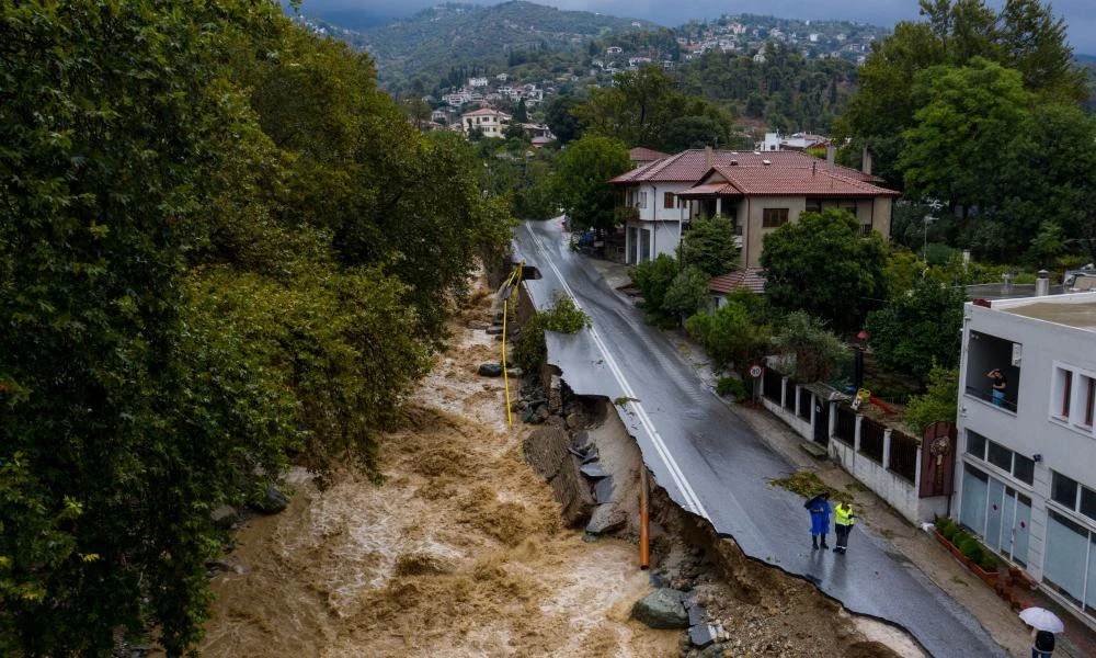 Τα νερά της κακοκαιρίας «κατέβασαν» μαύρο χρώμα από τα καμένα της Πάρνηθας